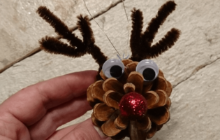 Koglerensdyr - DIY Rudolf/rensdyr af grankogle