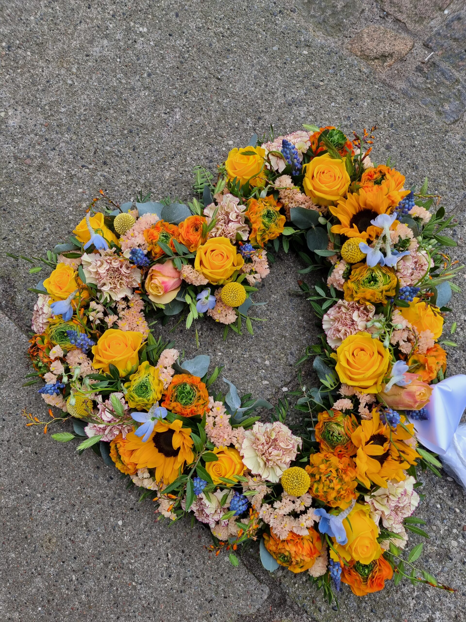 Åbent blomsterhjerte til begravelse
